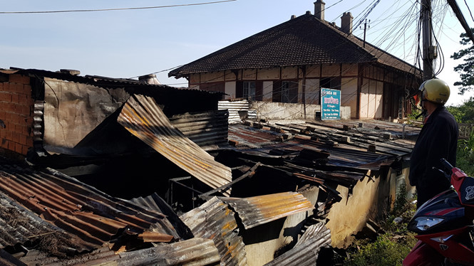 Dãy nhà trong khu biệt thự bị thiêu rụi