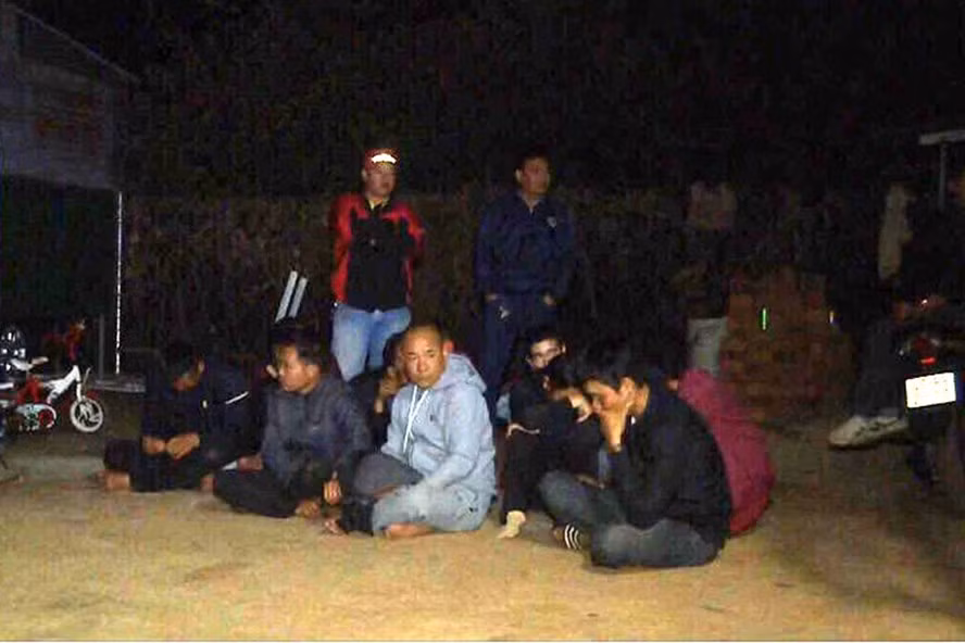 15 đối tượng bị bắt giữ khi đang xóc đĩa ăn tiền. 15 đối tượng bị bắt giữ khi đang xóc đĩa ăn tiền.