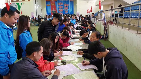 Người dân nô nức đăng ký hiến máu. Người dân nô nức đăng ký hiến máu.