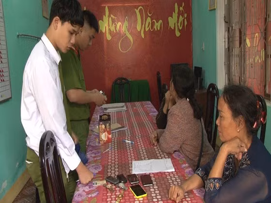 Cơ quan Công an đang điều tra Đỗ Thị Xuân (bìa phải). Cơ quan Công an đang điều tra Đỗ Thị Xuân (bìa phải).