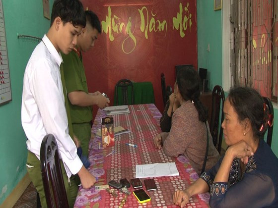 Cơ quan Công an đang điều tra Đỗ Thị Xuân (bìa phải). Cơ quan Công an đang điều tra Đỗ Thị Xuân (bìa phải).