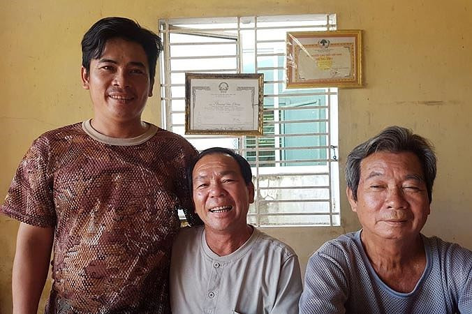  Ông Chóng (ở giữa) cùng anh hai (bên phải) và con trai vui mừng khi gặp lại nhau sau 33 năm. Ảnh: Nhật Huy.