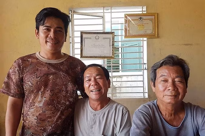  Ông Chóng (ở giữa) cùng anh hai (bên phải) và con trai vui mừng khi gặp lại nhau sau 33 năm. Ảnh: Nhật Huy.