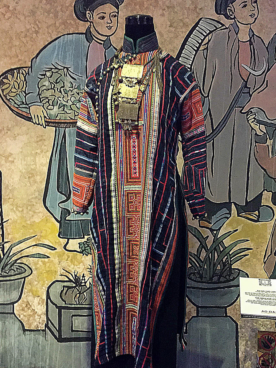 Áo dài thổ cẩm (từ năm 1990, hiện vật phục chế)