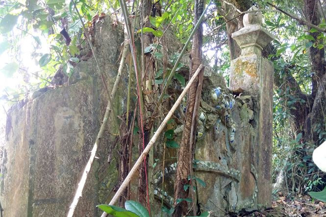 Dấu tích miếu thờ vọng Huyền Trân công chúa trên mũi Hạc Nam Ô.