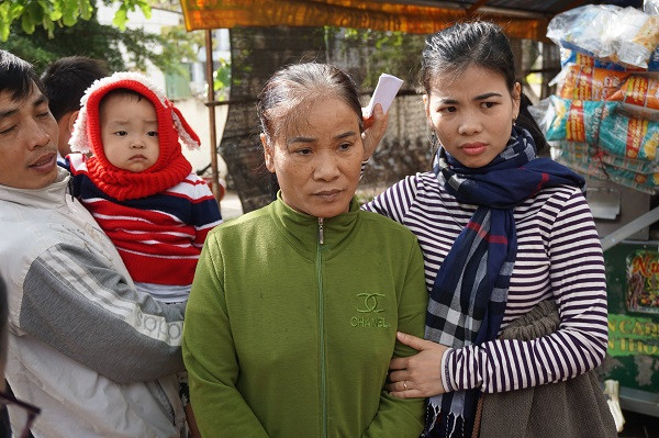  Một người thân của giáo viên hợp đồng buồn bã khi nhận tin con bị chấm dứt hợp đồng