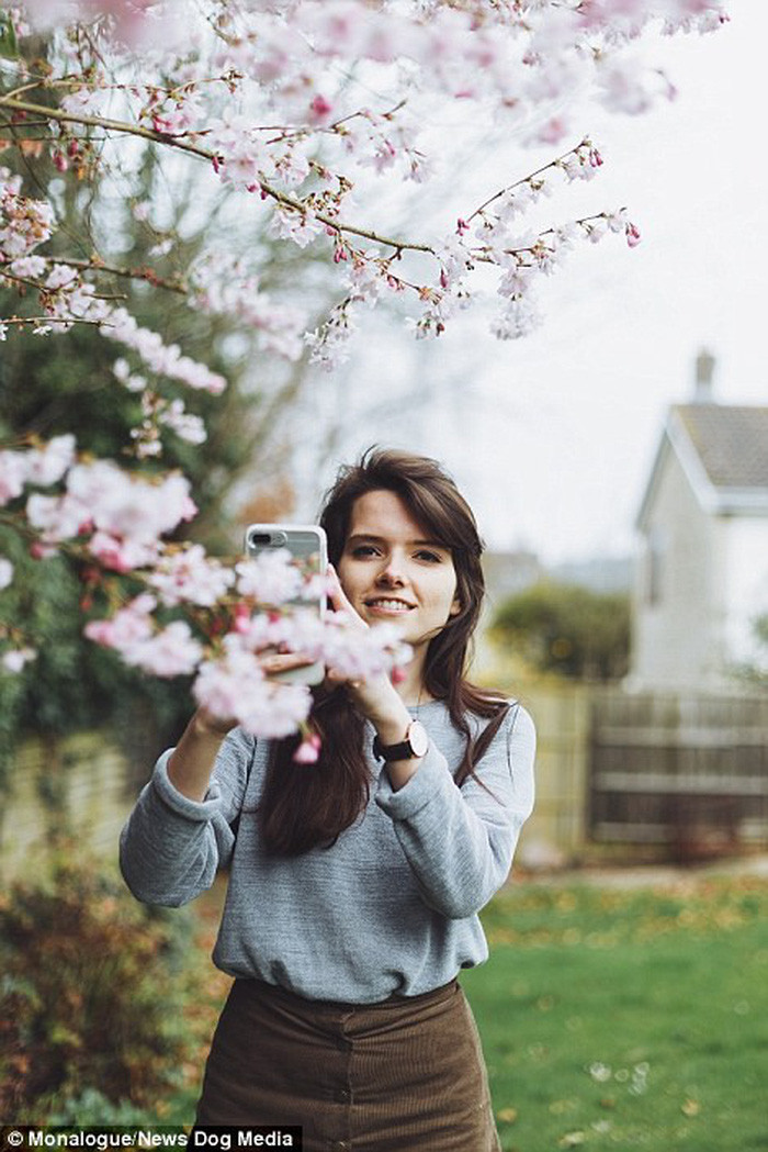 Cô gái xinh đẹp này đã biến sở thích du lịch thành công việc kiếm tiền - Ảnh: Daily mail