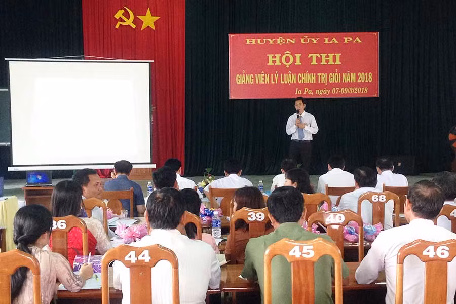  Thí sinh Phạm Văn Đức- Giảng viên kiêm chức thuộc phòng GD và ĐT huyện đang thể hiện phần thi của mình. Ảnh: Mai Linh