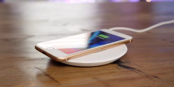 Việc sạc bằng dock không dây khiến pin nhanh chai. Ảnh: 9to5mac. Việc sạc bằng dock không dây khiến pin nhanh chai. Ảnh: 9to5mac.