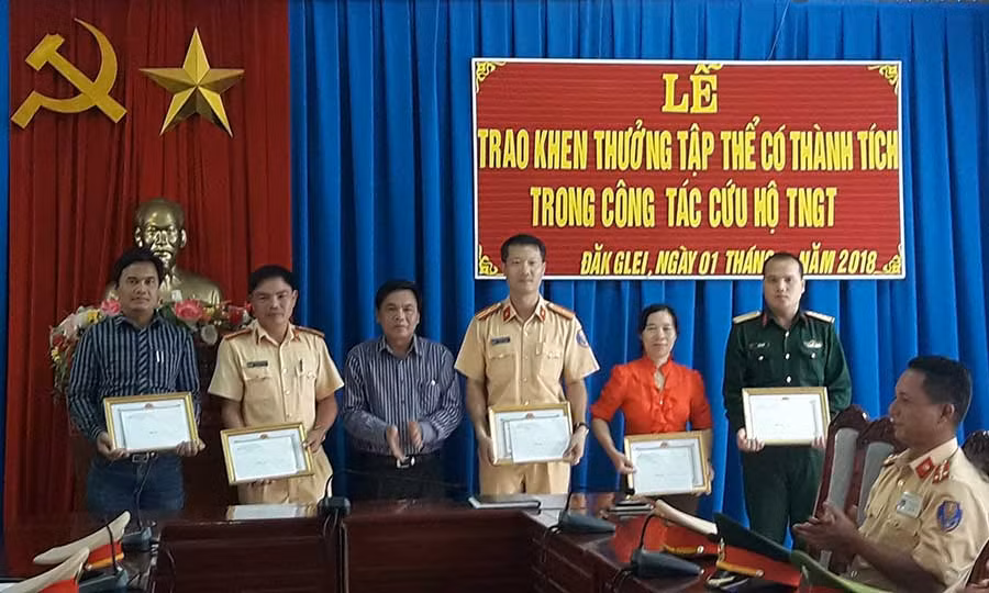 Thưởng nóng các tập thể thamgia cứu nạn. Ảnh: Hoài Trần