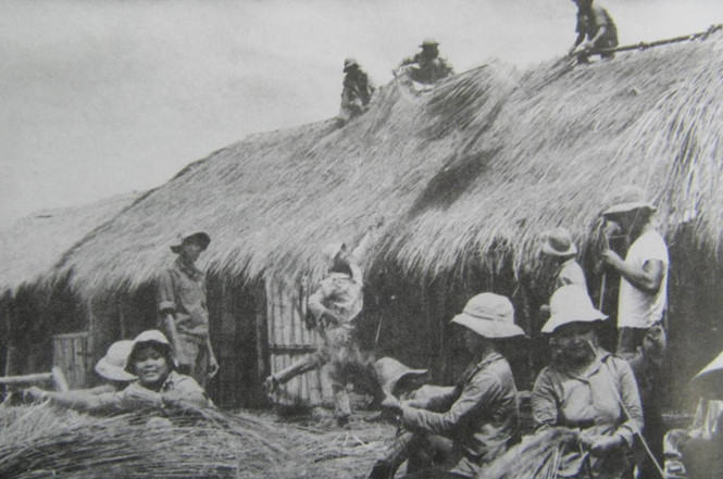 Thanh niên xung phong xây dựng lán trại ở H.Củ Chi, TP.HCM (1976 - 1977). Thanh niên xung phong xây dựng lán trại ở H.Củ Chi, TP.HCM (1976 - 1977).