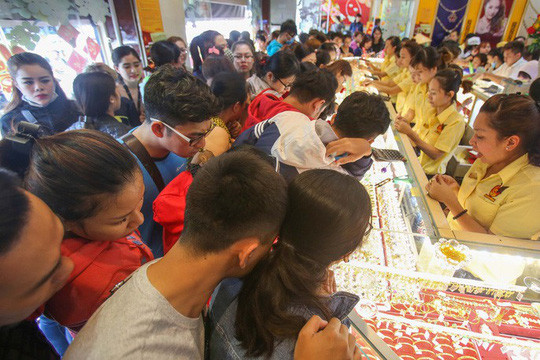 Thị trường vàng những ngày gần đây không còn cảnh chen lấn, xô đẩy như ngày Thần Tài mùng 10 Giêng vừa qua. Thị trường vàng những ngày gần đây không còn cảnh chen lấn, xô đẩy như ngày Thần Tài mùng 10 Giêng vừa qua.