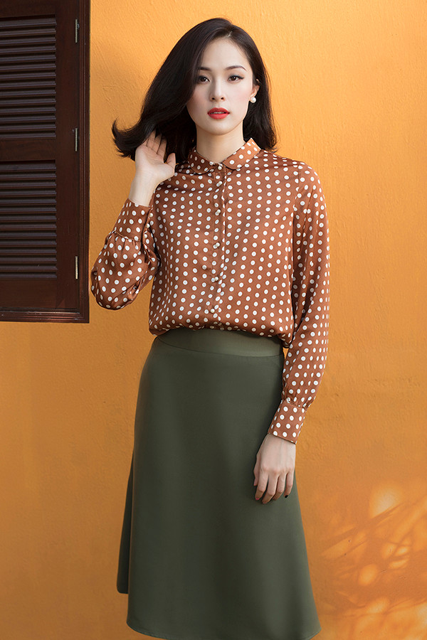 Bên cạnh các mẫu váy ngắn xây dựng hình ảnh thanh lịch và gợi cảm, nhà mốt Việt còn giới thiệu nhiều kiểu sơ mi dễ phối đồ. Bên cạnh các mẫu váy ngắn xây dựng hình ảnh thanh lịch và gợi cảm, nhà mốt Việt còn giới thiệu nhiều kiểu sơ mi dễ phối đồ.