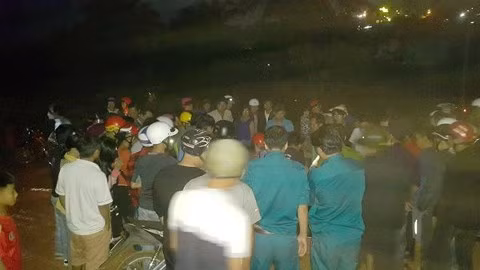 Đến chập tối, thi thể các nạn nhân đã được đưa lên bờ.