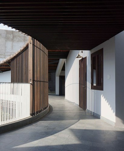  Được thiết kế theo kiểu nhà cấp 4, cấu trúc nhà uốn cong quanh khúc giữa.