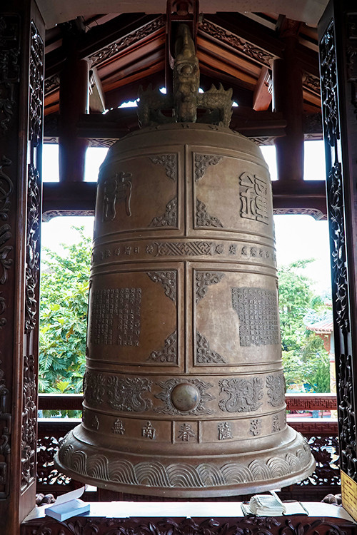 Chuông đồng lớn được đặt bên cánh hữu của chùa. Chuông cao 1,15 mét, chu vi đáy 2,7 mét, nặng 380 kg do các nghệ nhân phường đúc đồng ở phía Tây kinh thành Huế hoàn thành vào tháng 1/1954. Chuông đồng lớn được đặt bên cánh hữu của chùa. Chuông cao 1,15 mét, chu vi đáy 2,7 mét, nặng 380 kg do các nghệ nhân phường đúc đồng ở phía Tây kinh thành Huế hoàn thành vào tháng 1/1954.