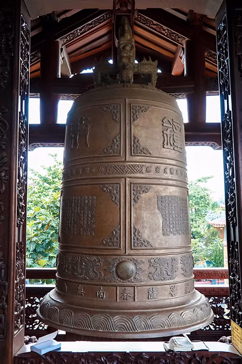 Chuông đồng lớn được đặt bên cánh hữu của chùa. Chuông cao 1,15 mét, chu vi đáy 2,7 mét, nặng 380 kg do các nghệ nhân phường đúc đồng ở phía Tây kinh thành Huế hoàn thành vào tháng 1/1954.