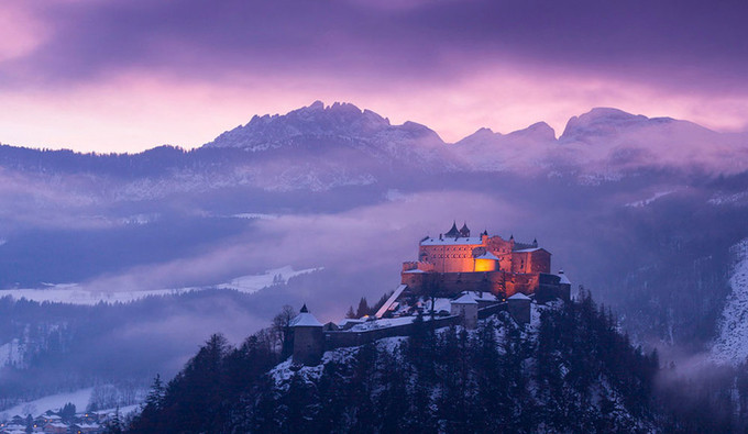 Lâu đài Hohenwerfen nằm ở độ cao 623 m, là một trong những lâu đài thời trung cổ nổi tiếng nhất nước Áo. Du khách có thể nhìn ngắm Hochosterwitz từ khoảng cách 30 km vào những ngày trời quang.