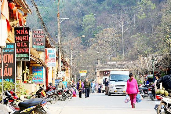 Phố cổ Đồng Văn bị che khuất bởi các bảng hiệu dày đặc. Phố cổ Đồng Văn bị che khuất bởi các bảng hiệu dày đặc.