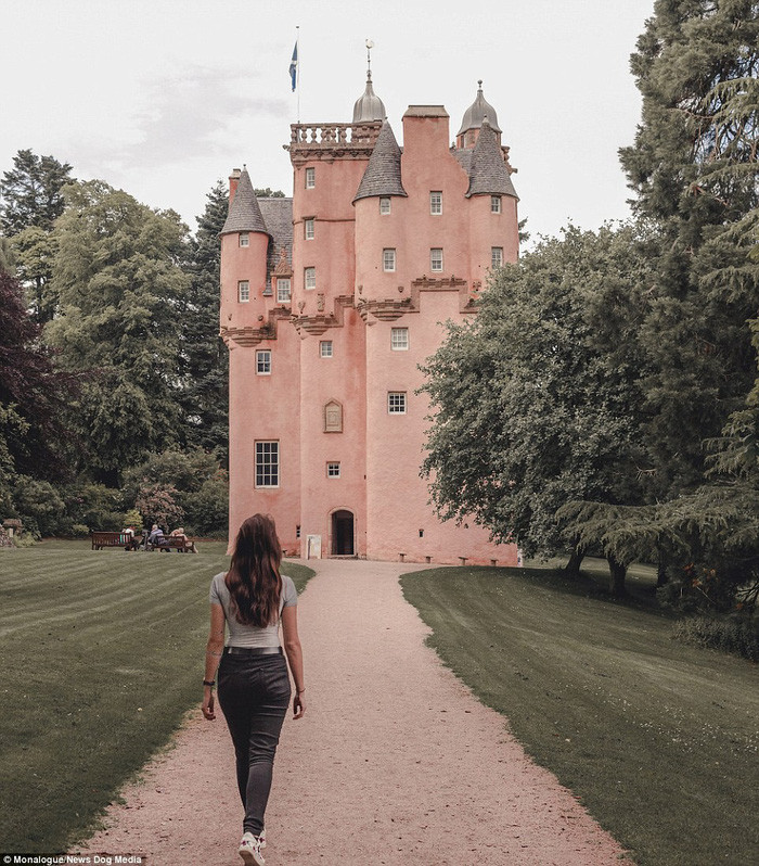 Mona Jones thong dong dạo bước, vừa thư giãn vừa kiếm tiền - Ảnh: Daily mail