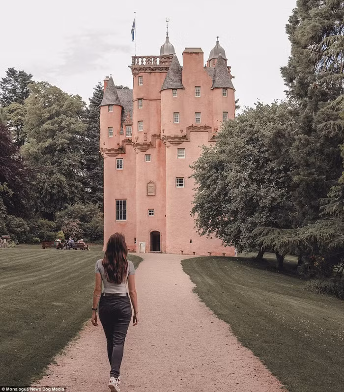 Mona Jones thong dong dạo bước, vừa thư giãn vừa kiếm tiền - Ảnh: Daily mail