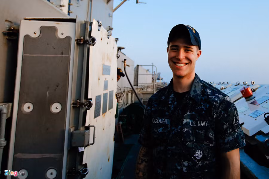  Đây là năm thứ 2 liên tiếp tàu sân bay vốn thuộc Hạm đội 3 Hải quân Mỹ đến hoạt động ở vùng Biển Đông. Với biên chế gần 6.000 thủy thủ và chuyên viên, hàng không mẫu hạm này thậm chí còn 