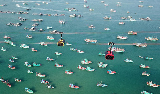 Ngày 4-2, đại diện UBND tỉnh Kiên Giang, huyện đảo Phú Quốc và Tập đoàn Sun Group chính thức khai trương tuyến cáp treo 3 dây nối thị trấn An Thới với đảo Hòn Thơm. Ngày 14/2, hệ thống cáp treo dài nhất thế giới này đã được đưa vào vận hành. Từ cáp treo, du khách có thể ngắm toàn cảnh đẹp kỳ vĩ của biển trời nơi đây.