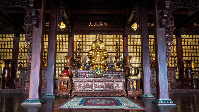 Đợt trung tu đã dỡ bỏ hoàn toàn kiến trúc cũ và chỉ giữ lại phần chánh điện, các tượng Phật và một số cột chèo. Chánh điện là công trình chính của chùa, nằm trên 320 mét vuông đất, được chia làm hai gian chính. Nửa phần trước mang dáng dấp nhà dài Tây Nguyên nhưng cấu trúc cột kèo theo kiểu nhà rường Huế, còn nửa sau được xây theo lối hiện đại. Chính giữa điện là tượng Phật Thích Ca bằng đồng cao 1,1 mét toạ trên đài sen bằng gỗ quý. Đợt trung tu đã dỡ bỏ hoàn toàn kiến trúc cũ và chỉ giữ lại phần chánh điện, các tượng Phật và một số cột chèo. Chánh điện là công trình chính của chùa, nằm trên 320 mét vuông đất, được chia làm hai gian chính. Nửa phần trước mang dáng dấp nhà dài Tây Nguyên nhưng cấu trúc cột kèo theo kiểu nhà rường Huế, còn nửa sau được xây theo lối hiện đại. Chính giữa điện là tượng Phật Thích Ca bằng đồng cao 1,1 mét toạ trên đài sen bằng gỗ quý.