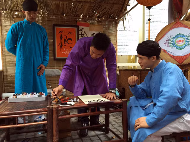 Tìm hiểu văn hóa truyền thống trong gian hàng Ông Đồ và Thư pháp