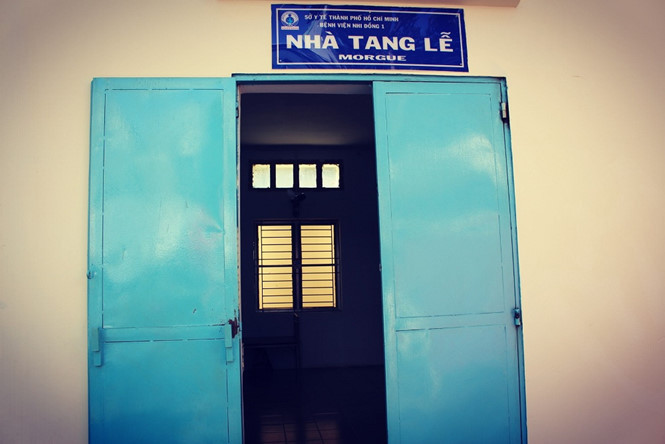 Khu nhà đại thể tại bệnh viện Nhi Đồng gồm có 3 phòng: Phòng chờ, nhà tang lễ, phòng lạnh. Khu nhà đại thể tại bệnh viện Nhi Đồng gồm có 3 phòng: Phòng chờ, nhà tang lễ, phòng lạnh.