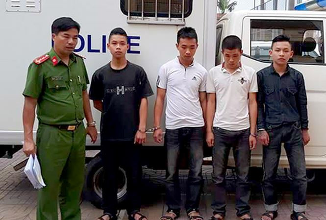 Bốn nghi can bị cảnh sát dẫn lên xe thùng. Bốn nghi can bị cảnh sát dẫn lên xe thùng.