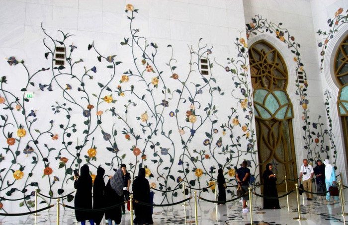 Phụ nữ khi vào thánh đường phải mặc quần áo dài, quấn khăn kín, không được để hở tóc và gáy ra ngoài. 