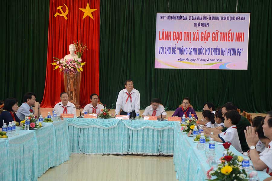 Lãnh đạo thị xã Ayun Pa gặp gỡ thiếu nhi. Ảnh: Đức Phương  Lãnh đạo thị xã Ayun Pa gặp gỡ thiếu nhi. Ảnh: Đức Phương