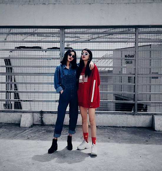 Cặp bạn thân The Face 2017 Tú Hảo và Mỹ Duyên khoe hình ảnh siêu “swag” tại Đà Lạt. Nếu Tú Hảo bụi bặm với yếm jean, sơ mi jean và đôi bốt đế vuông, thì Mỹ Duyên lại cá tính với áo sweatshirt oversize màu đỏ trầm nổi bật, giày thể thao hiệu Fila đúng xu hướng, đôi tất cao cổ cùng màu áo là cũng là điểm nhấn thú vị. Cặp bạn thân The Face 2017 Tú Hảo và Mỹ Duyên khoe hình ảnh siêu “swag” tại Đà Lạt. Nếu Tú Hảo bụi bặm với yếm jean, sơ mi jean và đôi bốt đế vuông, thì Mỹ Duyên lại cá tính với áo sweatshirt oversize màu đỏ trầm nổi bật, giày thể thao hiệu Fila đúng xu hướng, đôi tất cao cổ cùng màu áo là cũng là điểm nhấn thú vị.