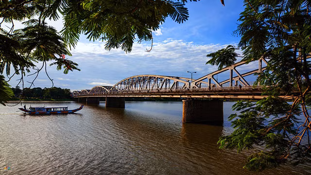  Đầu cầu phía Bắc thuộc phường Phú Hòa, đầu cầu phía Nam thuộc phường Phú Hội. Ảnh: Tran Liet Hung.