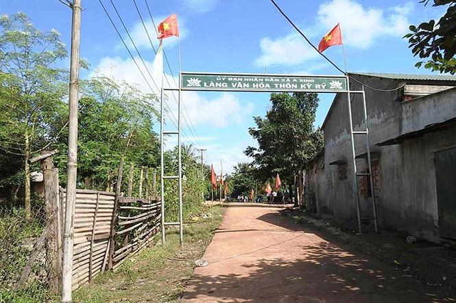 Bản làng Kỳ Rỹ từng có một thời gian dài buồn bã do một số bà con ở đây bị người khác sử dụng Păr Kếh làm hại vì lý do ghen tỵ, tư thù. Bản làng Kỳ Rỹ từng có một thời gian dài buồn bã do một số bà con ở đây bị người khác sử dụng Păr Kếh làm hại vì lý do ghen tỵ, tư thù.