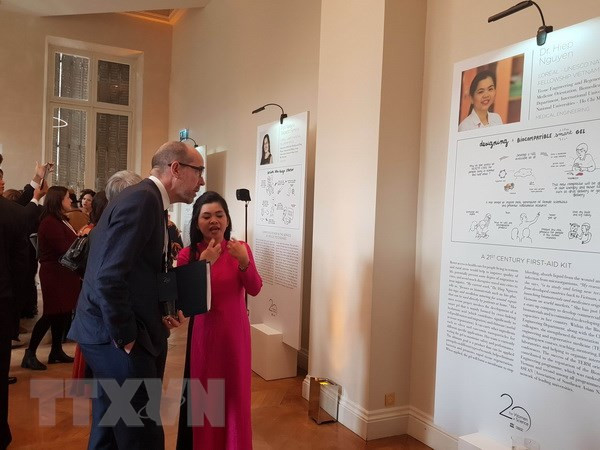 Tiến sĩ Nguyễn Thị Hiệp giới thiệu kết quả nghiên cứu sản phẩm sinh học của mình. (Ảnh: Linh Hương/TTXVN)