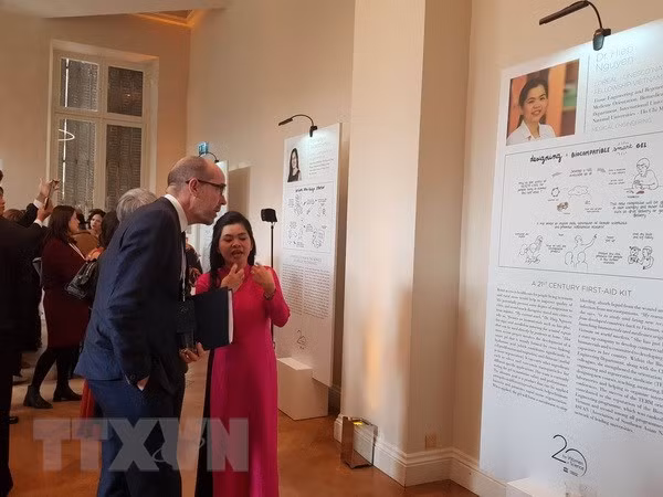 Tiến sĩ Nguyễn Thị Hiệp giới thiệu kết quả nghiên cứu sản phẩm sinh học của mình. (Ảnh: Linh Hương/TTXVN)