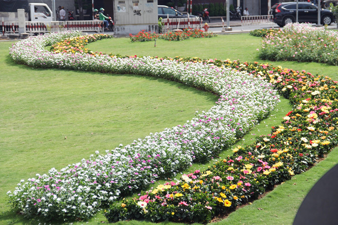 Bãi xe khủng Công trường Lam Sơn (P.Bến Nghé, Q.1) hoạt động nhếch nhác trước đây, hiện đã thành công viên hoa xinh đẹp trong chiến dịch lập lại không gian đô thị của ông Đoàn Ngọc Hải, Phó chủ tịch UBND Q.1