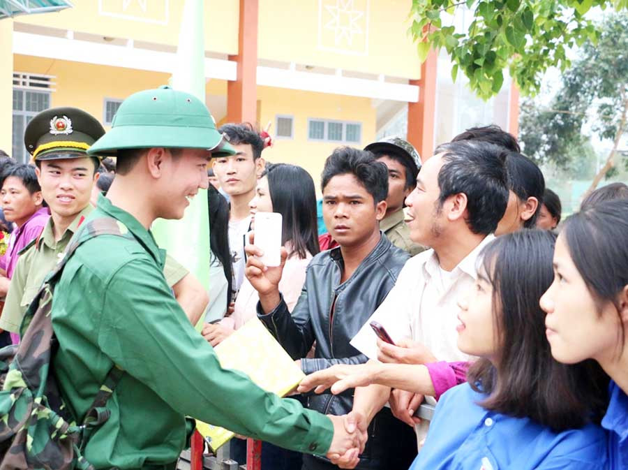 Tân binh chia tay gia đình trước khi lên đường nhập ngũ. Ảnh: Quang Tấn