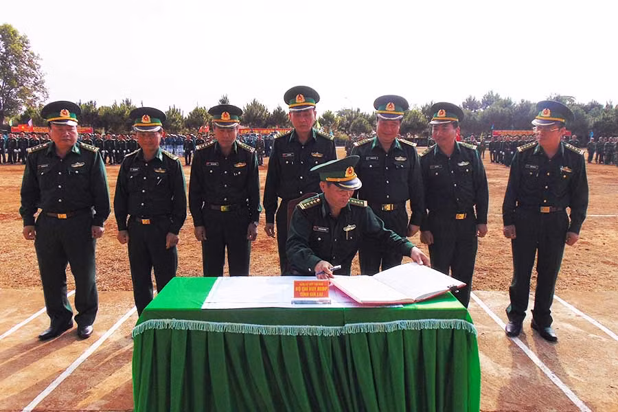  Bộ Chỉ huy Biên phòng tỉnh ký giao ước thi đua. Ảnh: Lê Anh