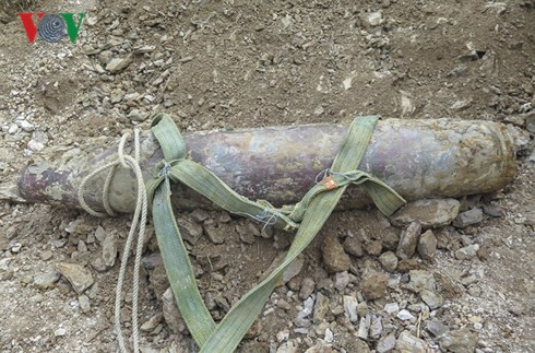 Quả bom có chiều dài 1,6 mét, trọng lượng khoảng 150 kg.