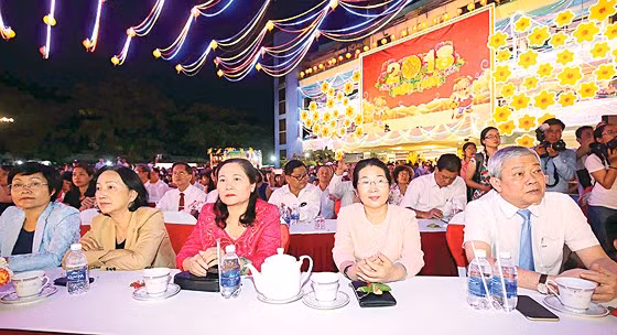 Lãnh đạo TPHCM dự khán đêm khai hội. 