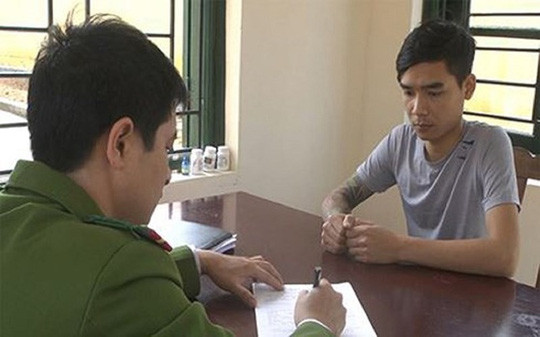 Một đối tượng liên quan đường dây đánh bạc ngàn tỉ đồng ra đầu thú. Một đối tượng liên quan đường dây đánh bạc ngàn tỉ đồng ra đầu thú.