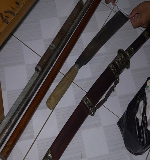 Hung khí thu được tại nhà các đối tượng. 