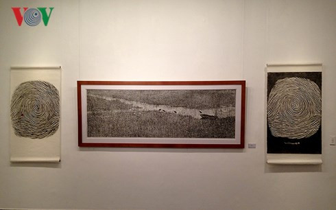  Một số bức tranh được trưng bày tại triển lãm.