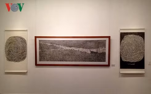  Một số bức tranh được trưng bày tại triển lãm.