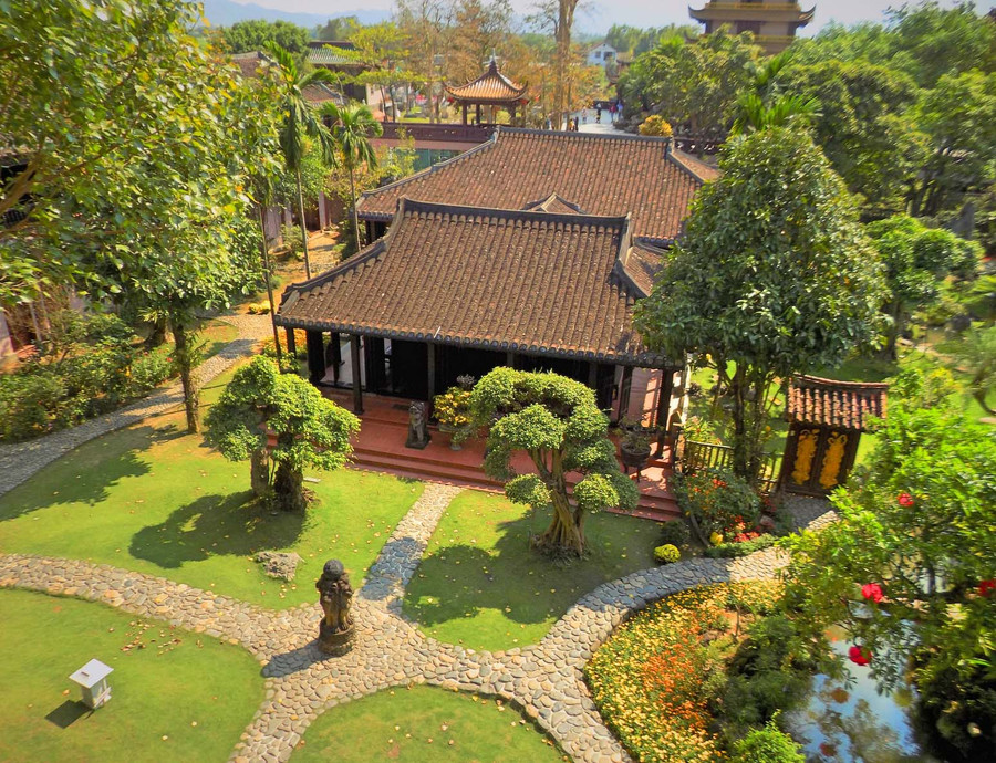 Khu nhà cổ giữa khuôn viên chùa nhìn từ trên cao.