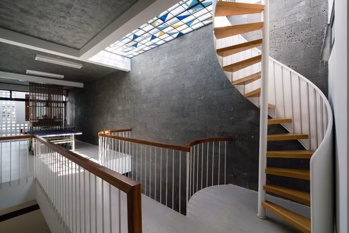  Ngôi nhà 108 m2 có bề ngang 4m, chiều dài lên tới 27m. Các KTS Hoàng Duy, Đoàn Bằng Giang, Nguyễn Phương Khánh, Ngọc Nguyễn (Văn phòng G+architects) đã biến nhược điểm nhà ống sâu trở thành lợi thế. Các khoảng thông tầng được bố trí ở trước, giữa và sau nhà vừa giúp thông gió, nhận ánh nắng và là chỗ chơi của trẻ.