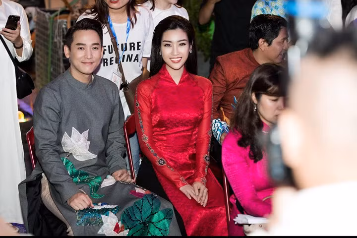 Tối ngày 3/3, Hoa hậu Mỹ Linh xuất hiện ấn tượng tại lễ khai mạc Lễ hội Áo dài TP.HCM lần thứ 5. 